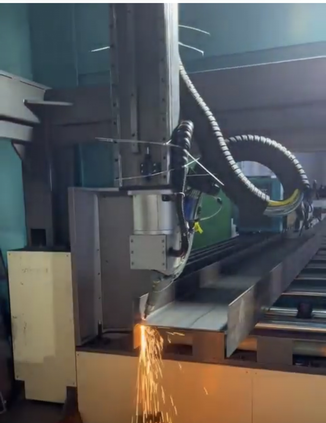 خط القطع بليزر الألياف CNC للشعاع H